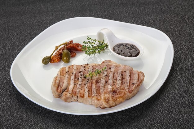 Gebraden varkensvlees steak met peper saus