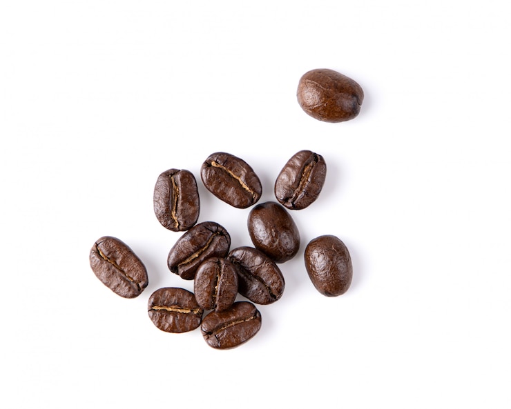 Foto gebrande koffiebonen geïsoleerd op een witte achtergrond. bovenaanzicht