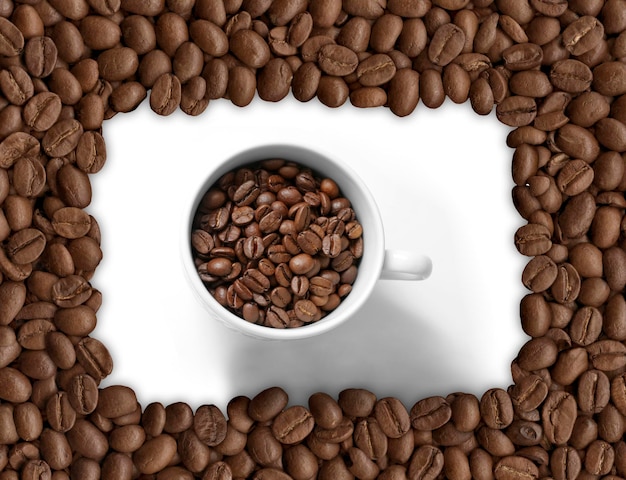 Gebrande koffiebonen met kopje