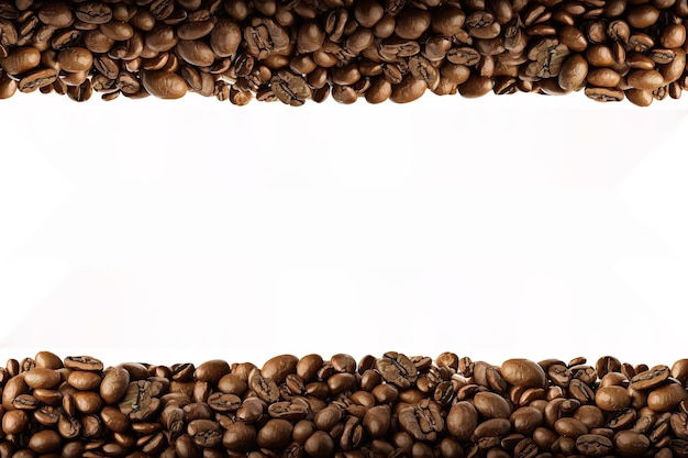 Gebrande koffiebonen op witte achtergrond met kopie space