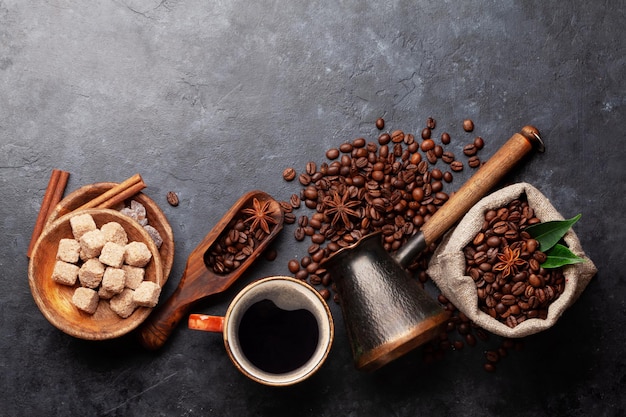 Gebrande koffiebonen Turkse jezve koffiekop en suiker