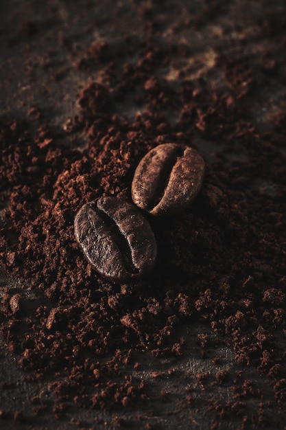 Gebrande koffiebonen verschillende soort grond en geheel geïsoleerd close-up op bruine grunge achtergrond