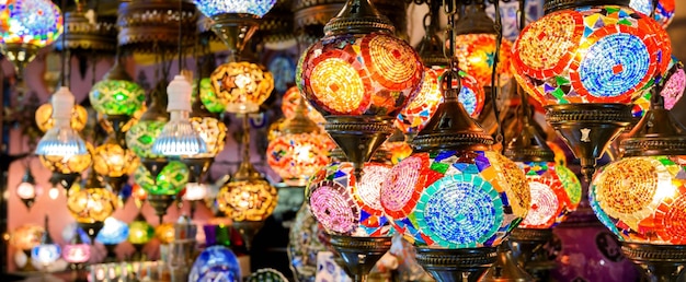 Gebrandschilderd glaslampen in Grote Bazaar Istanboel Turkije