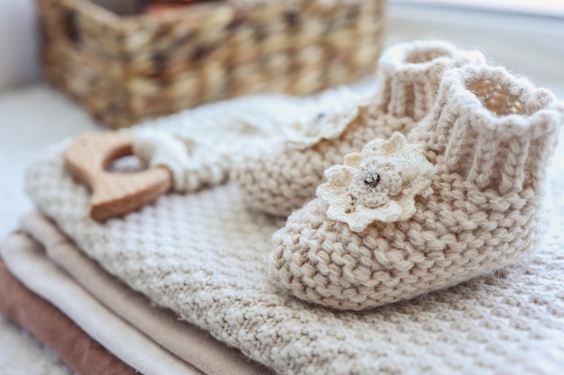 Gebreide sokken en speelgoed voor een pasgeboren handgemaakte close-up
