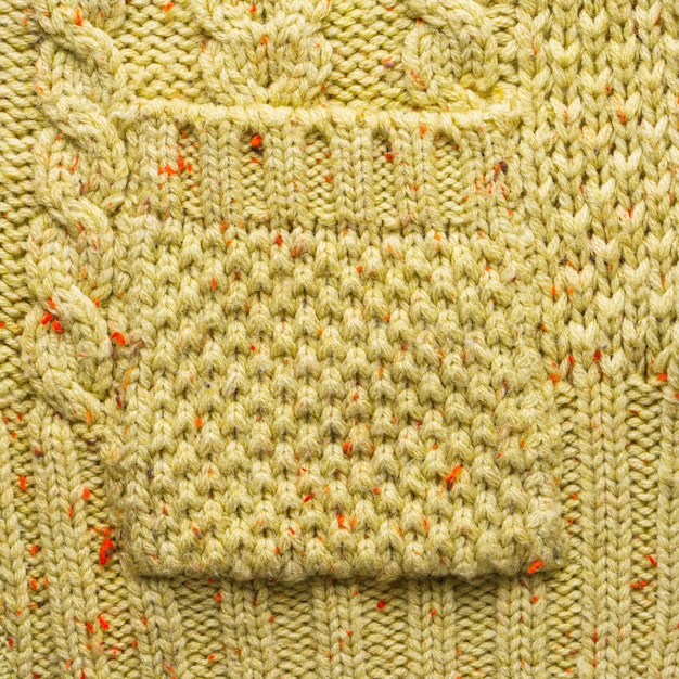 Gebreide zak op een gebreide trui achtergrond