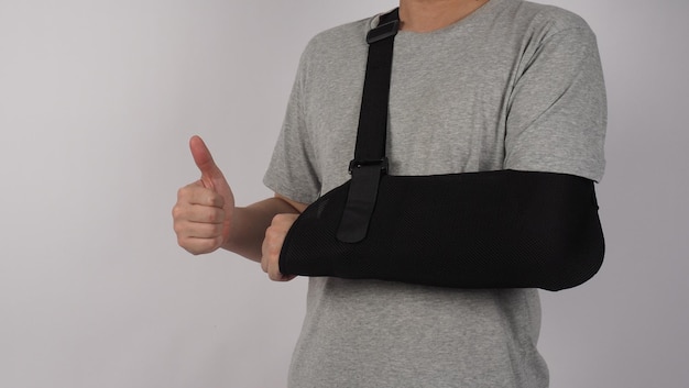 Gebroken arm Arm Sling therapie ondersteuning en bedekt rond elleboog eerste knokkel gebroken arm