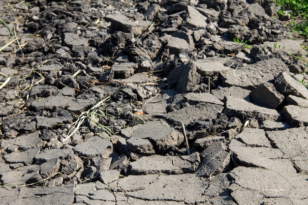 Gebroken asfalt. Close-up van de kapotte weg