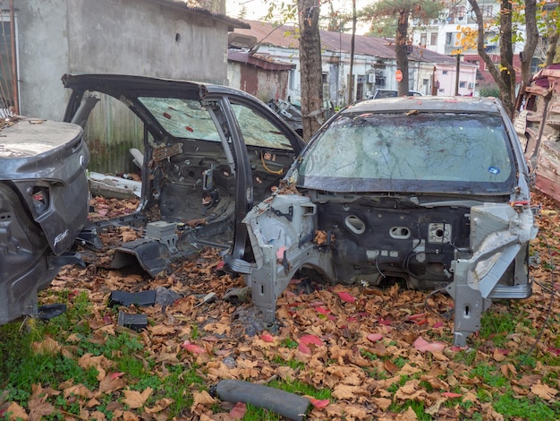 Gebroken auto's bij de werkplaats Auto's op de stortplaats Een stapel schroot