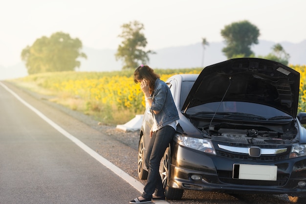 Gebroken auto. Telefonisch bellen om hulp te krijgen