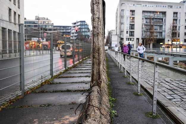 Gebroken Berlijnse muur tussen Oost- en West-Berlijn