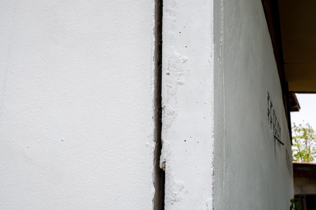 Gebroken betonnen muur gebroken muur aan de buitenkant cement hoek die werd beïnvloed door aardbeving en ingestort grond