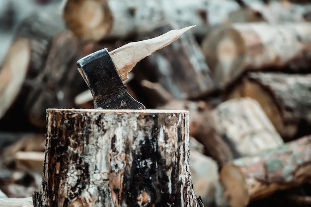 Gebroken bijl bij het hakken van hout De houthakker brak het gereedschap