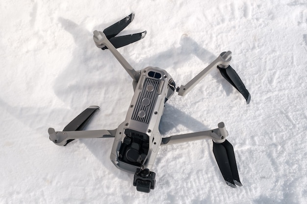 Gebroken camera en drone-arm na crash op sneeuw in de winter