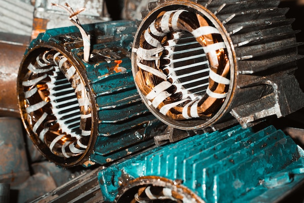 Gebroken elektrische motoren worden gerepareerd in een garage Stator industriële elektrische apparatuur close-up