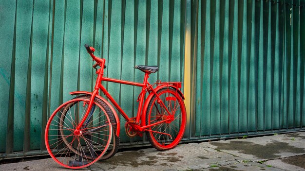 Foto gebroken fiets tegen de muur geparkeerd