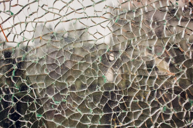 Gebroken glas door straat in de schemering