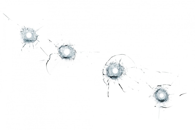 Gebroken glas meerdere kogelgaten in glas dat op wit wordt geïsoleerd
