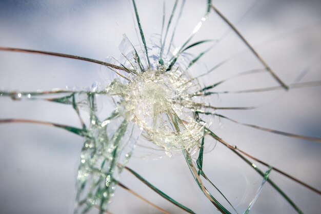 Gebroken glas met blauwe lucht en wolken op de achtergrond