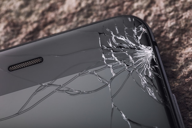 Gebroken glas op de close-up van het telefoonscherm