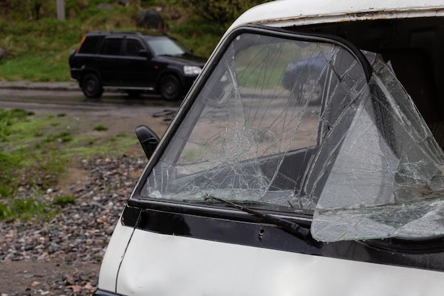 Gebroken glas op een witte autoclose-up