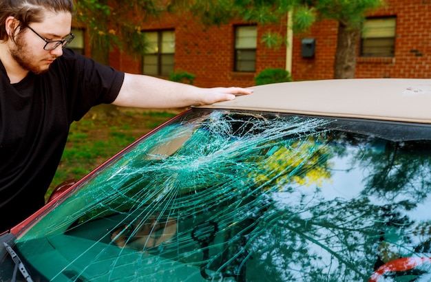 Gebroken glas scheurt een ongeluk op de weg voor de auto