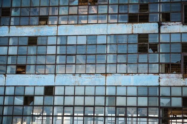 Gebroken glazen gevel oud industrieel verlaten fabrieksgebouw