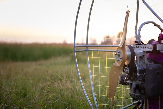 Gebroken houten propeller van een paraglider op benzine na een mislukte landing in de avondzon