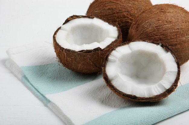 Gebroken kokosnoot op een witte close-up als achtergrond