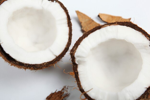 Gebroken kokosnoot op een witte close-up als achtergrond