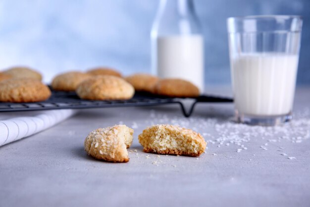 Gebroken lekker kokoskoekje op tafel