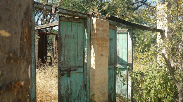 Gebroken oud huis met blauwgekleurde deuren in het landelijke gebied van het Indiase dorp