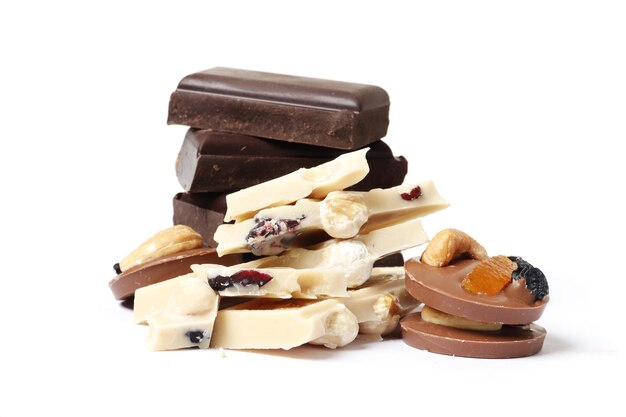 Gebroken reep zwarte en witte chocolade met noten en rozijnen geïsoleerd op een witte achtergrond