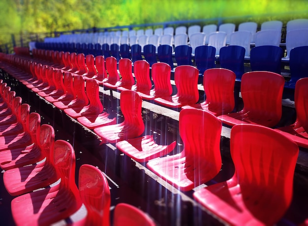 Foto gebroken rode en blauwe stadionstoelen achtergrond