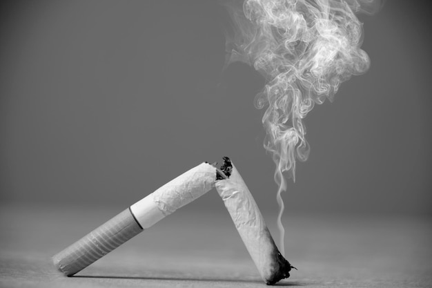 Gebroken rokende sigaret in zwart-wit foto
