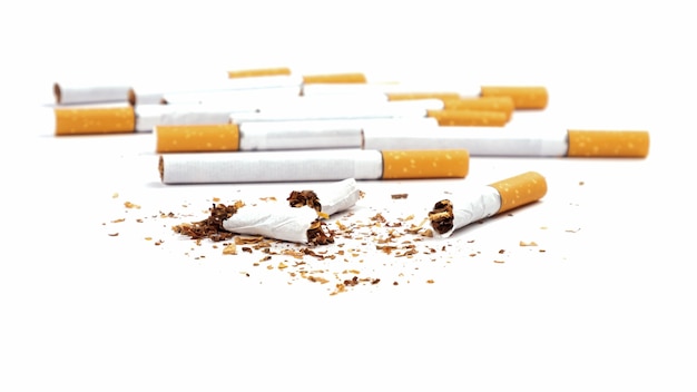 Gebroken sigaretten geïsoleerd op wit stoppen met roken