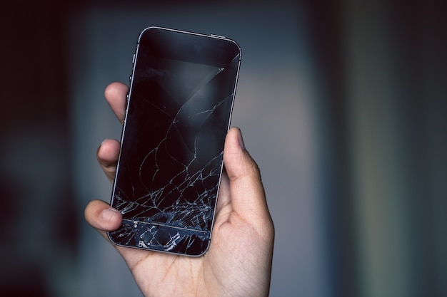 Gebroken telefoonscherm in de hand