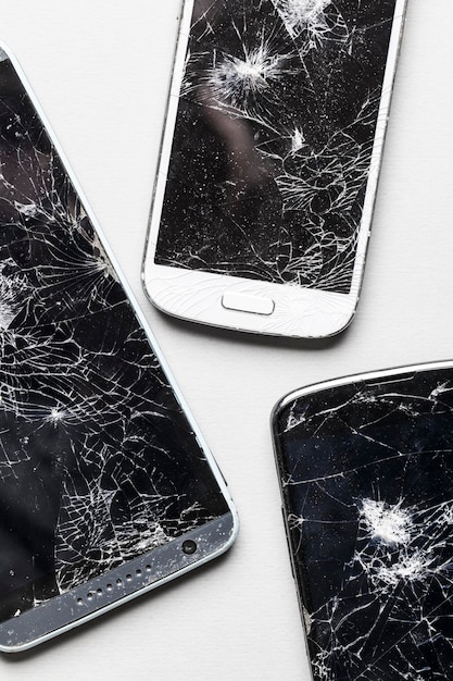 Gebroken verbrijzeld gebroken scherm van een mobiele smartphone