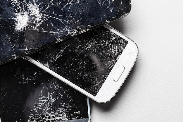 Gebroken verbrijzeld gebroken scherm van een mobiele smartphone