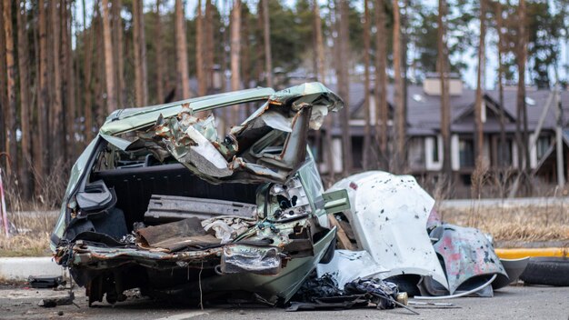 Gebroken verkreukelde auto na een zwaar ongeval met een scheef lichaam na een krachtige impact op de zijkant