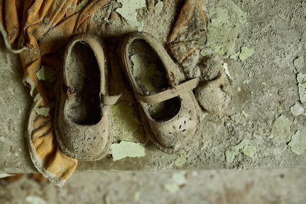 Gebroken verwoeste verlaten kleuterschool in de uitsluitingszone van Tsjernobyl