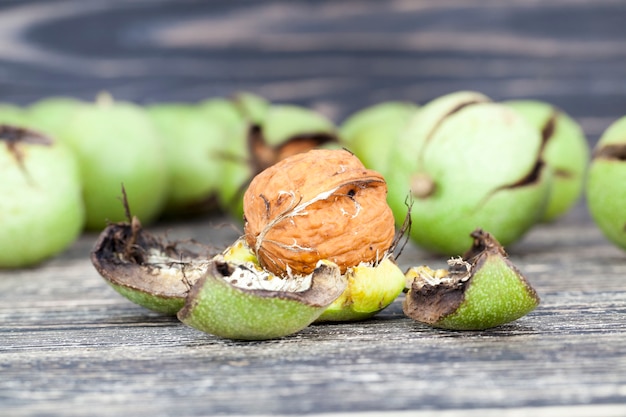 Gebroken walnoten tijdens een maaltijd, liggen op tafel