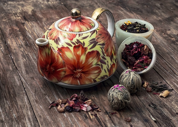 gebrouwen blad thee in glazen pot