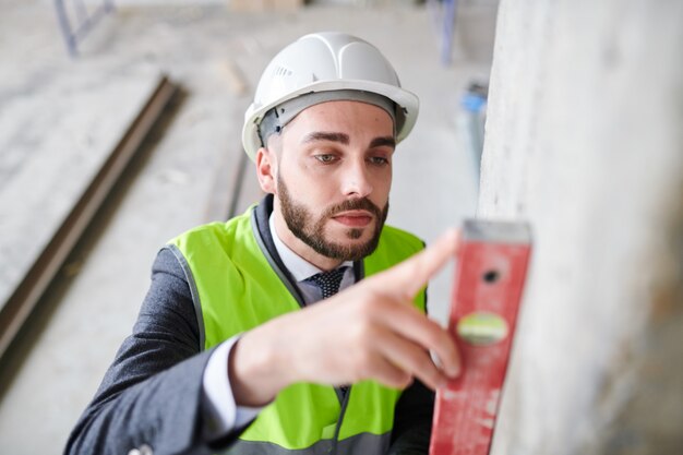 Gebruik handgereedschap voor peilcontrole