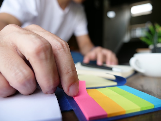 Gebruik memoblok kleurrijk papier om te onthouden wanneer u aan het werk bent