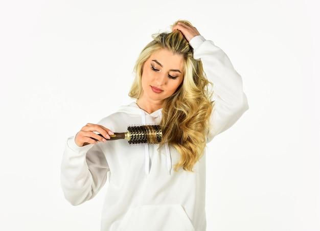 Gebruik met haardroger om styling te creëren Warme krulborstel Mooie vrouw die haar op wit wordt geïsoleerd Lang haar Haarverzorging Kapsalon Professionele apparatuur Gemakkelijk kapsel Schoonheidsbenodigdheden