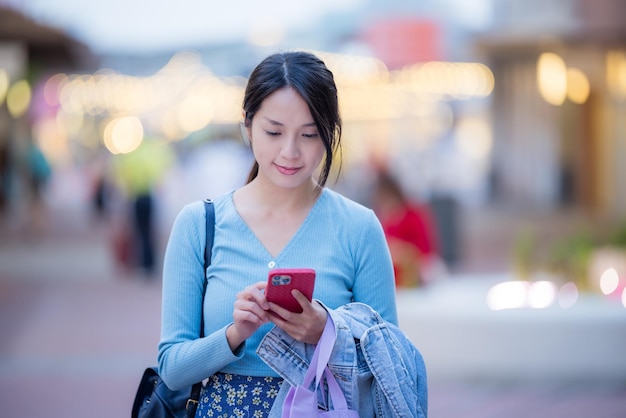 Gebruik van mobiele telefoons door vrouwen in de stad's nachts