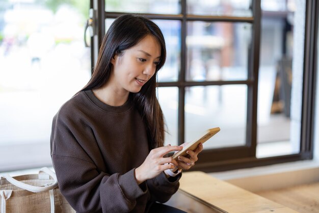 Gebruik van mobiele telefoons door vrouwen in een koffieshop