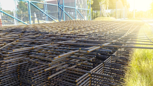 Foto gebruik van staaldraadgaas voor het versterken van betonnen vloer van bouwplaats, gelast van metalen stalen staaf aan roostergaas