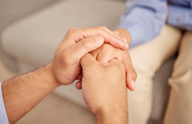 Gebruik wat je hebt meegemaakt als brandstof. Shot van twee onherkenbare mensen die elkaar binnen hand in hand houden.