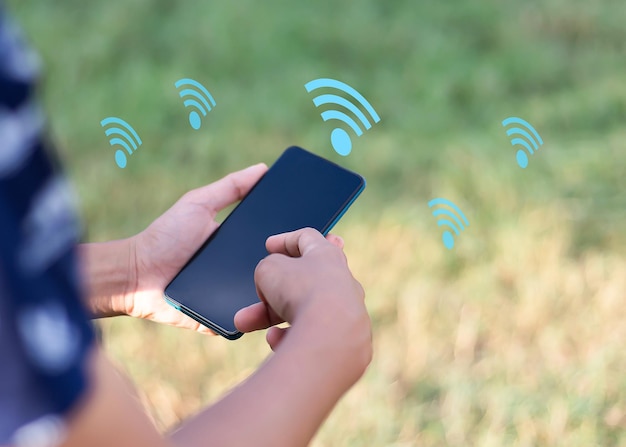 Gebruik zakelijke smartphone met wifi-pictogram, bedrijfscommunicatie sociaal netwerkconcept.